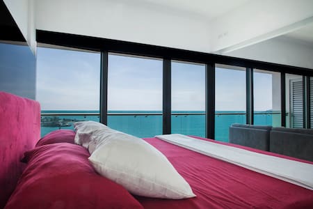 ELEGANT LOFT BOARDWALK & BEACH FRONT TORRE EME