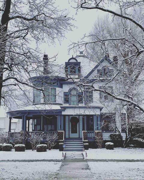 *Award Winning-Victorian Home(Large outdoor space)