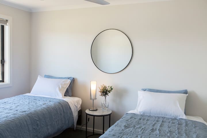 Dve jednolôžka s manželskou posteľou King pod jednou posteľou