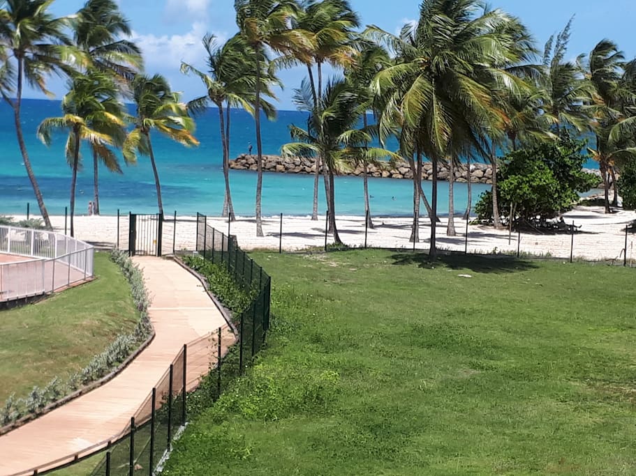 accès à la plage vu du balcon