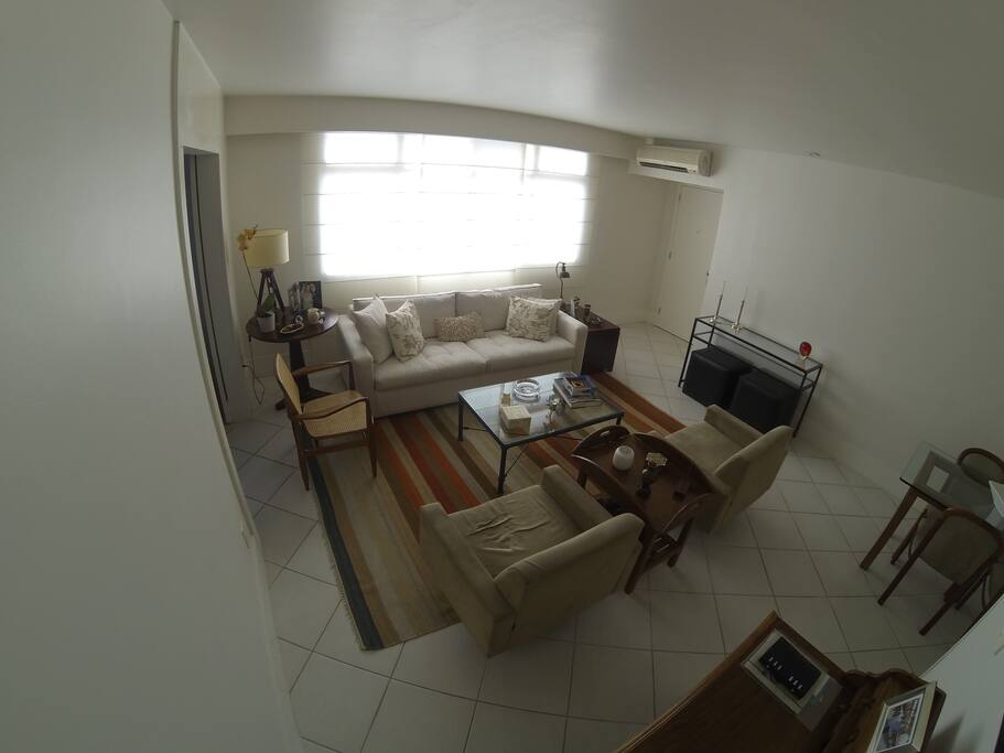 Sala espaçosa e completa em 2 ambientes, com ar condicionado e home theater
Spacious living room and complete in 2 rooms with air conditioner and home theater
