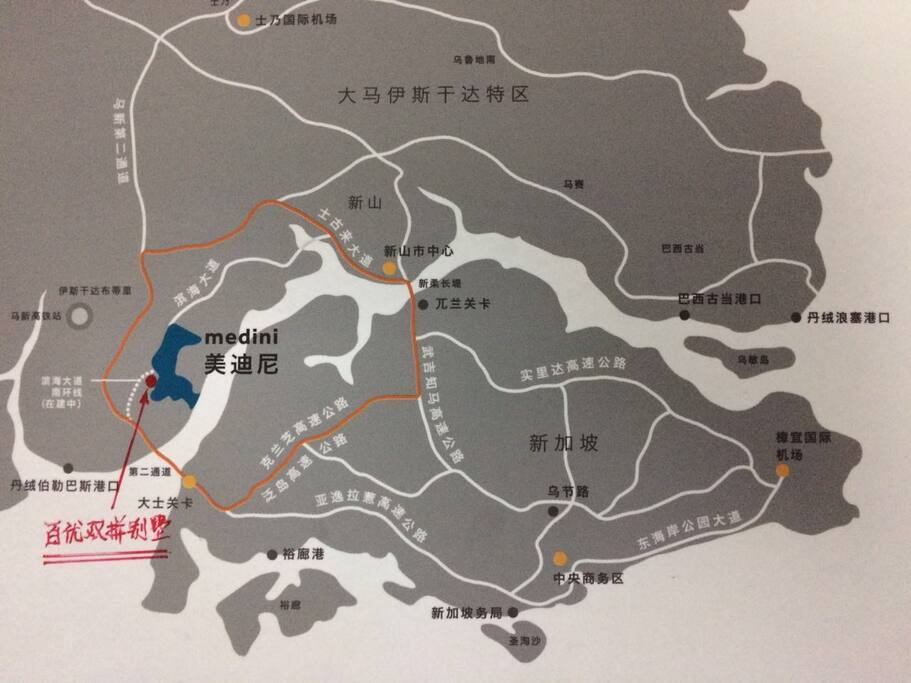 丽舍庄园(Leisure farm)是马来西亚顶级的住宅项目,占地1765英亩,自 1991 年成立开发以来括囊括了许多奖项,包括 2005 年FIABCI马来西亚最佳整体规划发展大奖 (FIABCI Malaysia Best Master Plan Development)。庄园由7个有地住宅区和4个分层住宅区组成。