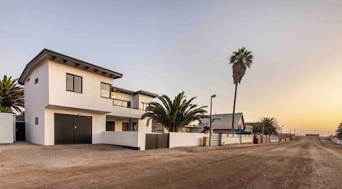 Stylish Sea View Home: Family & Pet-Friendly