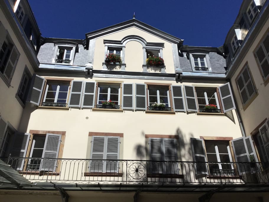 Appartement donnant sur jardin intérieur et cour pavée, aucun bruit de la ville
