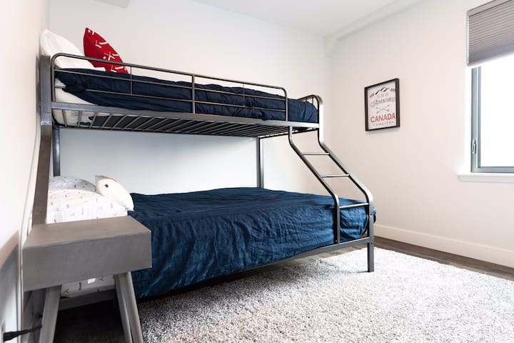 Chumba cha kulala na pacha XL juu ya kitanda cha bunk cha malkia