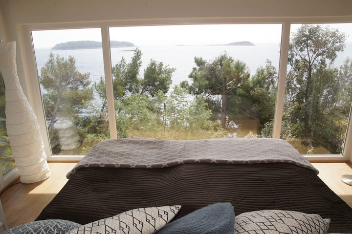 
la vista desde la cama principal se está derritiendo, esta es sin duda una de las mejores vistas que he visto y puedes ver durante algunas noches de 10 estrellas fugaces.