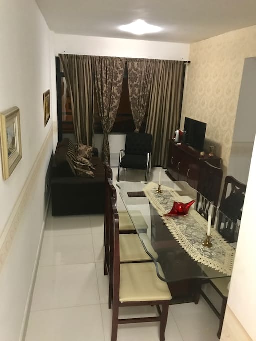 Apartamento comporta 6 pessoas confortavelmente.