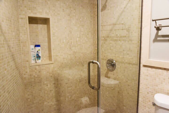 6 BR, 4 Full Bath Duplex With Washer & Dryer gallery image 4