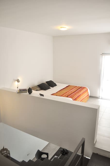 Dormitorio con sommier King size y salida a terraza propia