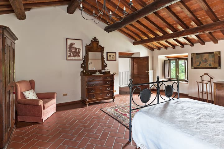 Chambre 1 : grande chambre de 45 m2 avec salle de bain