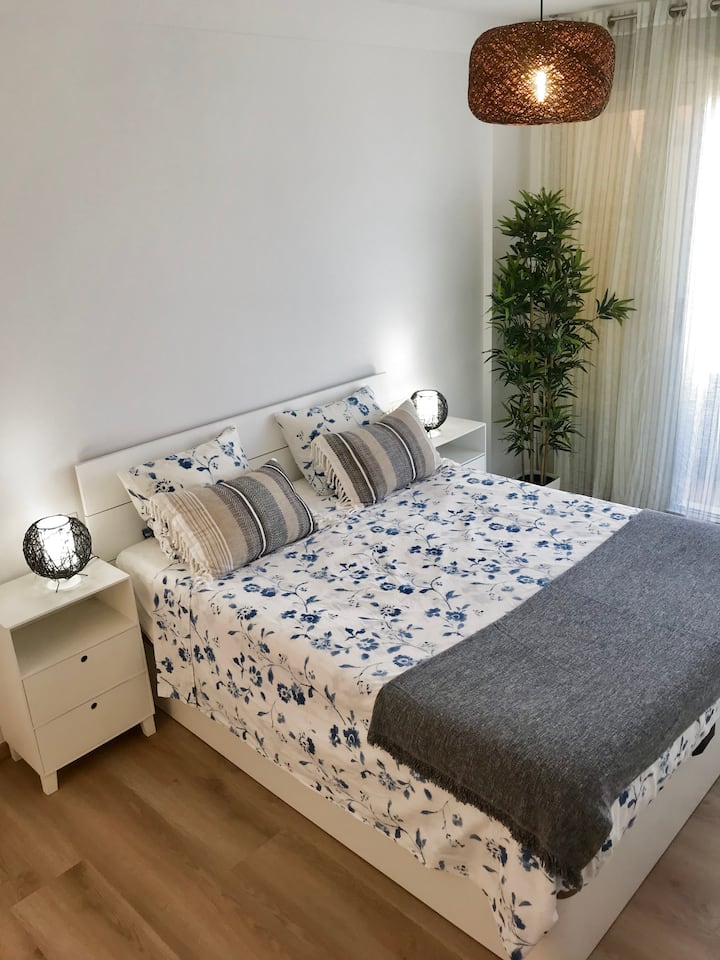 Suite principal. 
Amplia habitacion con cama de 150 x 200, que incluye armario con vestidor y  ba;o incorporado con lavadora. Se puede acceder a la terraza desde la habitacion y poder disfrutar de unas vistas maravillosas. 