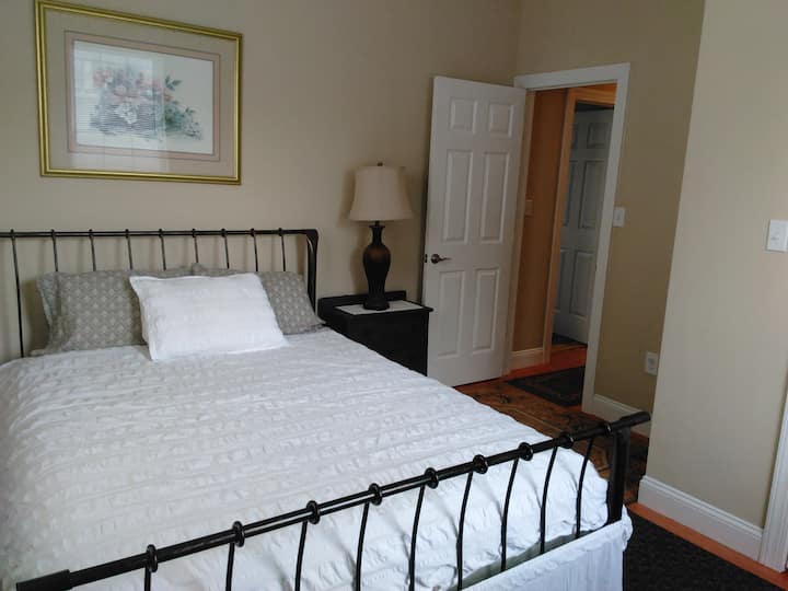 Dormitorio tamaño queen en el segundo piso.