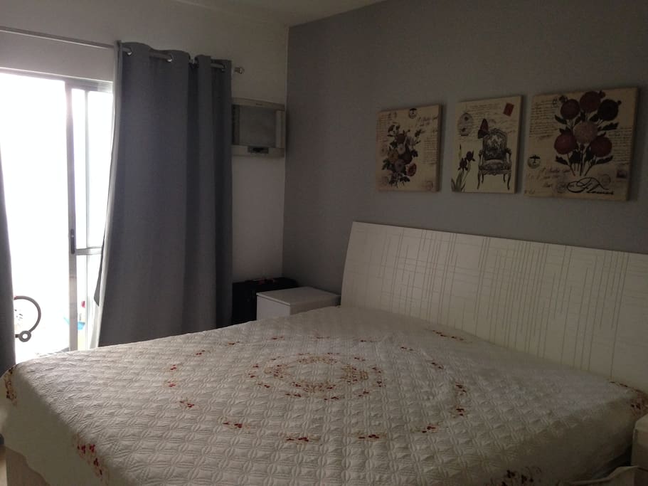 Room 1 king bed + cable TV