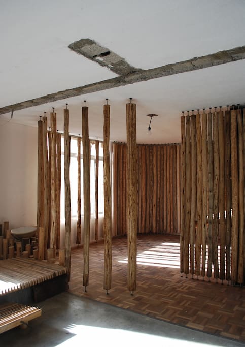 Vista de la arquitectura del loft: techos y espacios intervenidos.