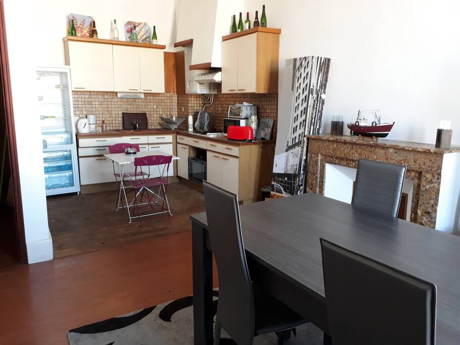 Vue d'ensemble sur cuisine et salle à manger