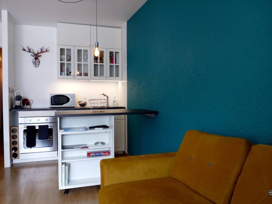Cuisine équipée de four, plaque à induction, micro-ondes, frigo, machine Nespresso, bouilloire, vaisselle et ustensiles pour 6 personnes.