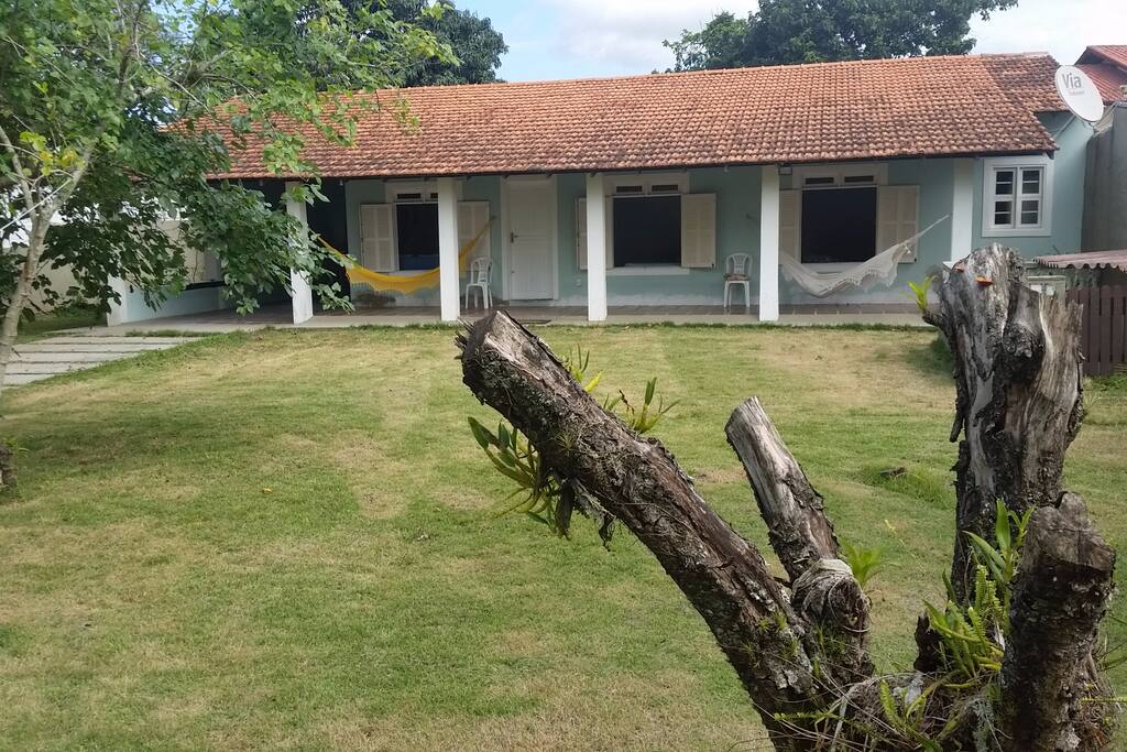 LINDA CASA COM AMPLO TERRENO REPLETA DE ARVORES FRUTÍFERAS.