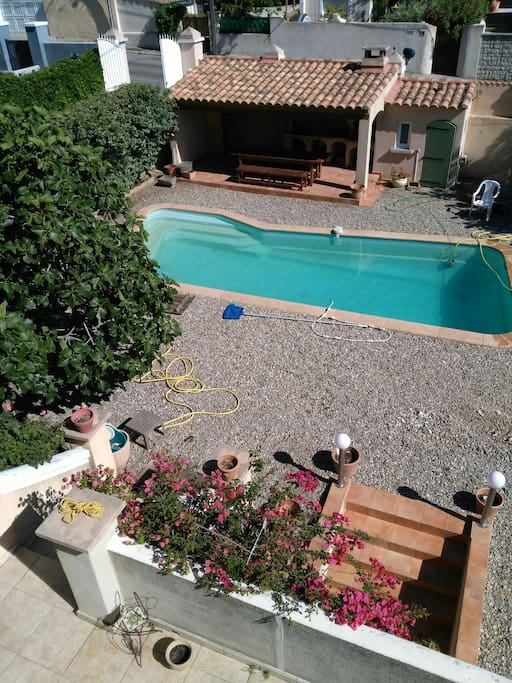 Le jardin, la piscine et son pool house avec la cuisine d'été, et douche et wc