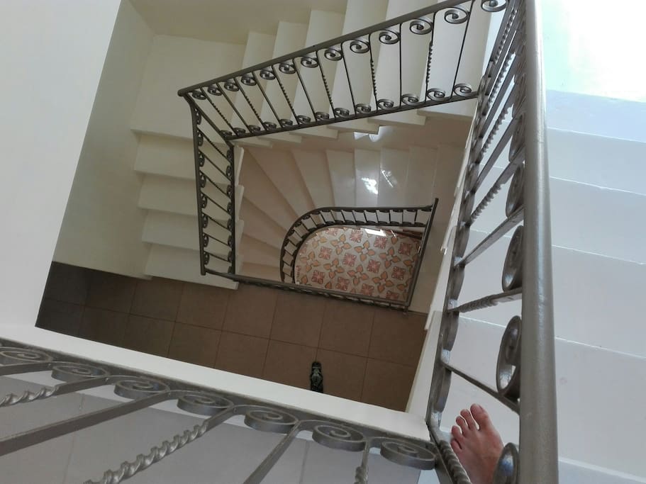Le scale e lo spazio comunale