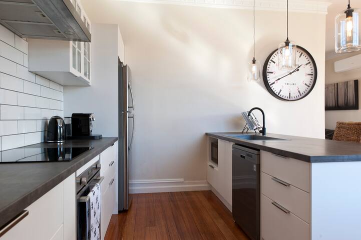 Stylish home with outdoor hot tub close to Hobart gallery image 4