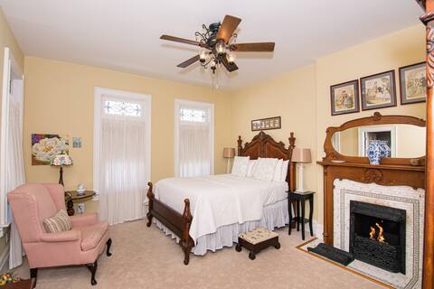 The Levi Deal Mansion - Angela's Room - Queen Bed