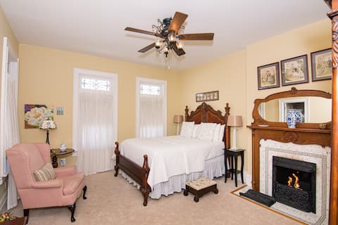 The Levi Deal Mansion - Angela's Room - Queen Bed