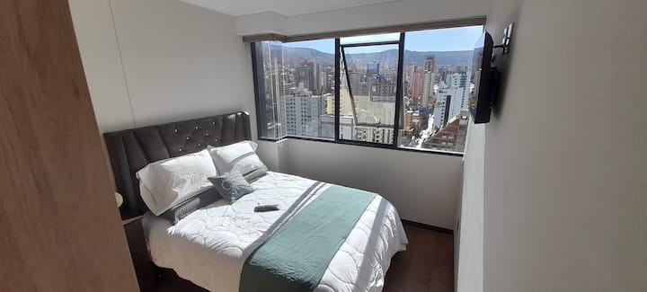 Слънчева и топла спалня, с зашеметяваща гледка към града.