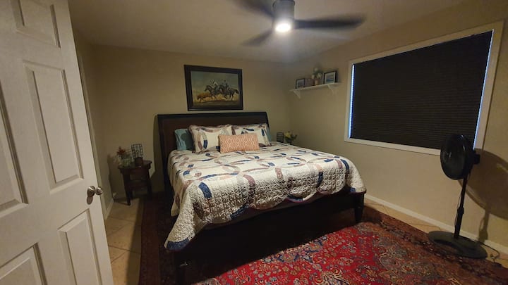 Chumba cha kulala cha Master kilicho na kitanda cha King Mashariki na mito ya kifahari na matandiko.