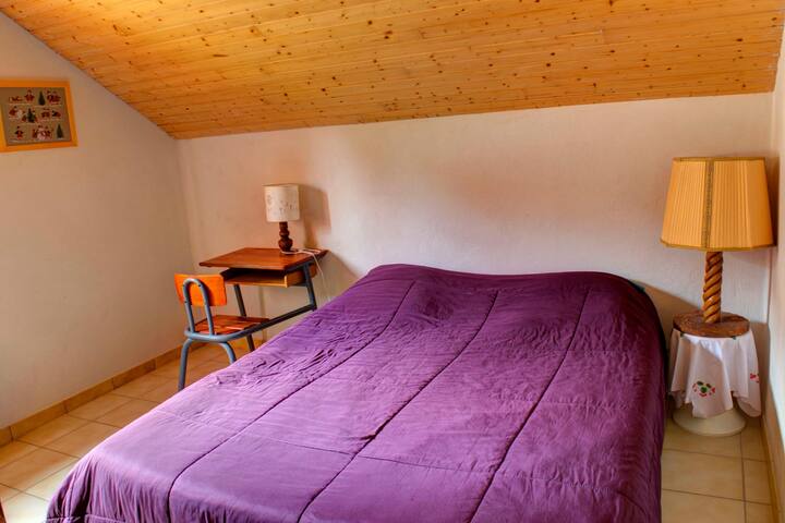 Quarto 3. 160 x 200 cama. A cama é protegida por uma capa de colchão e uma lã, bem como uma lã por travesseiro, trocada após cada aluguel. 1 capa de cama e um cobertor de lã
