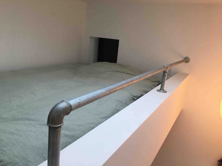 В леглото има мадрас 120x200.