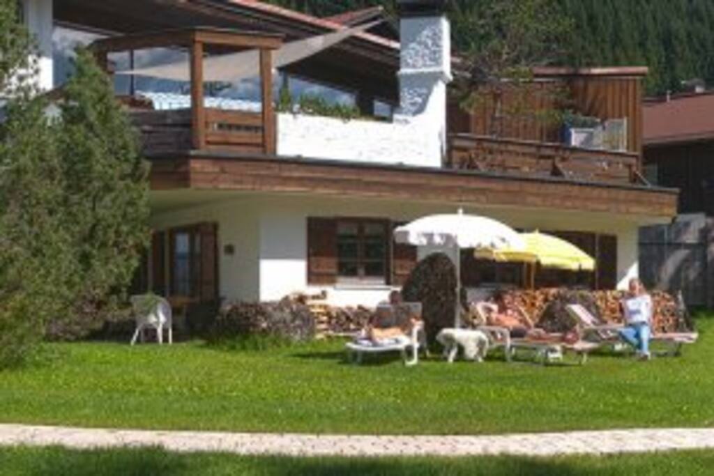 Haus-Rückseite mit Gartenbereich.