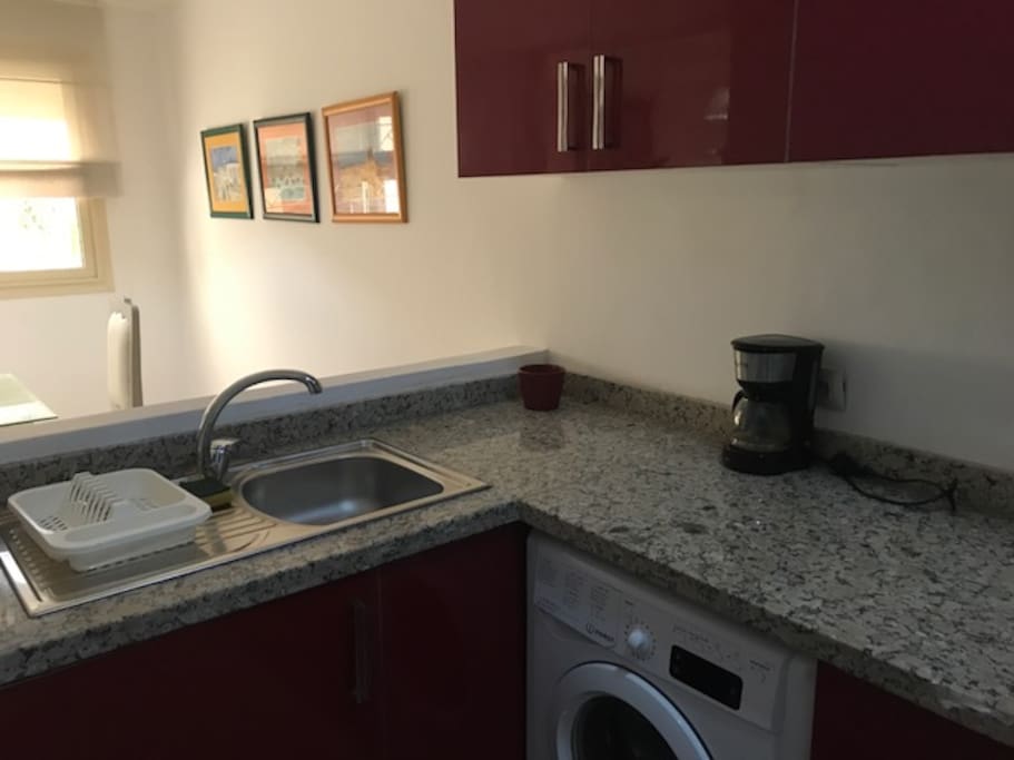 Cuisine ouvrant sur la salle à manger. Equipée d'une jolie vaisselle et du linge de maison adéquat. Vous y trouverez tout le confort nécessaire : lave linge, réfrigérateur/congélateur, four, plaque de cuisson 4 feux.