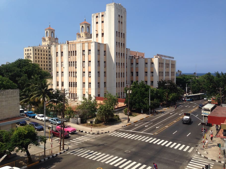Espléndida vista al hotel nacional y calle 23 ( rampa) desde el balcón