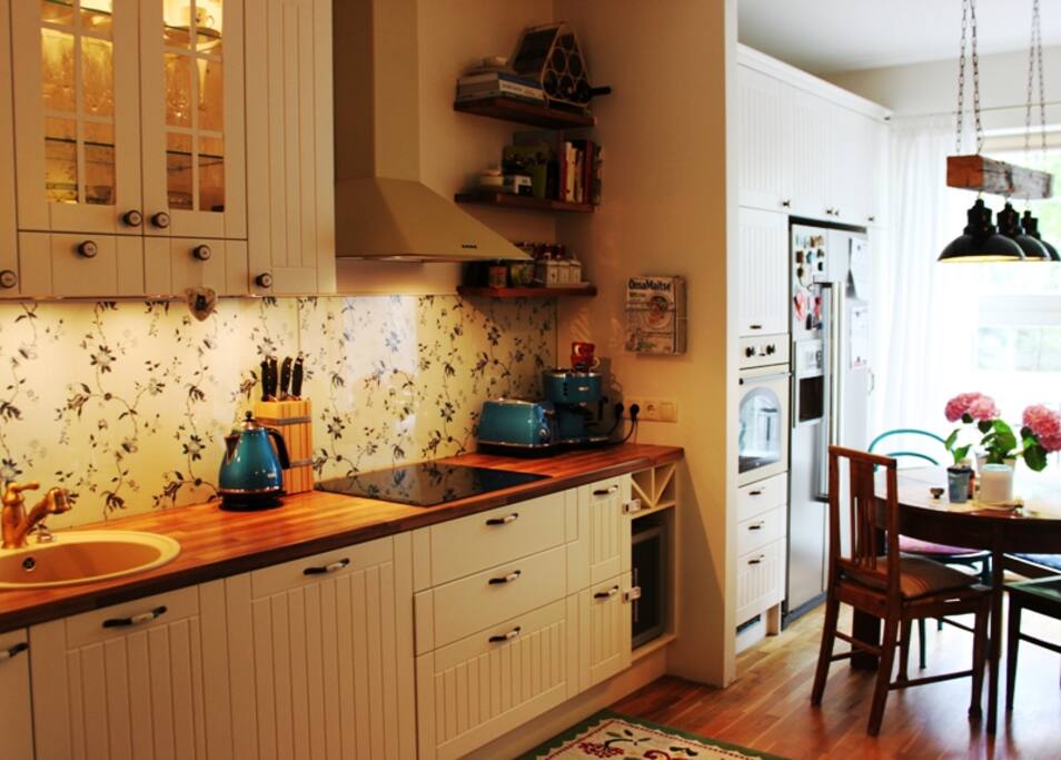 Fully equipped kitchen and dining area for 4.