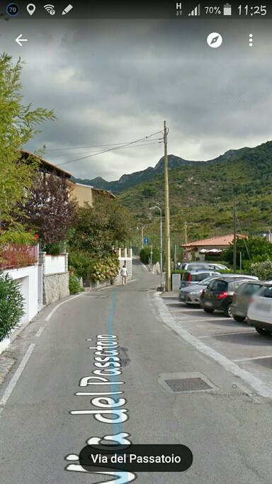 Parcheggio pubblico davanti l'entrata