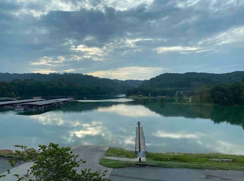 Lake Front Condo Discount-Pool & HotTub (seasonal)