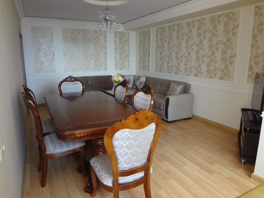 Convenient large table opening.
Удобный большой стол открываюший.