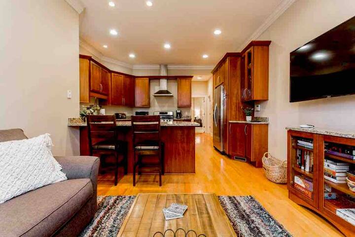 The Wrigleyville Deluxe -Steps from Wrigley Sleeps 10 gallery image 3