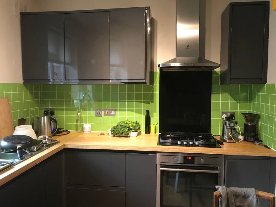 A good sized kitchen with breakfast table. I make a great breakfast!