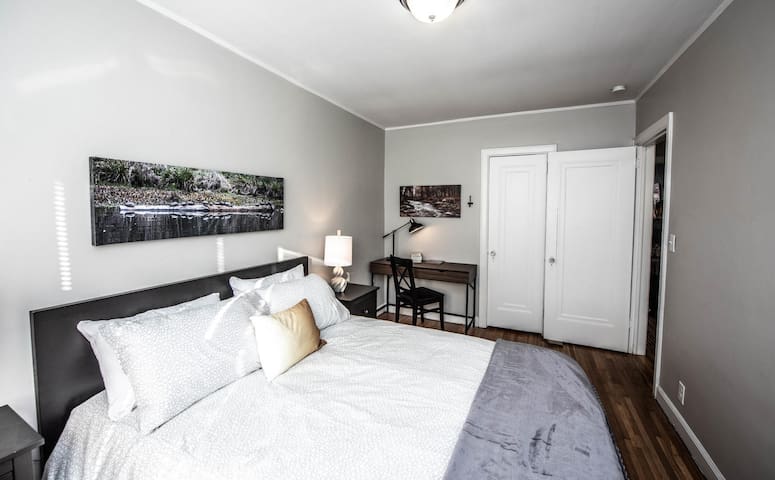 Entire Minnehaha Bungalow Lrail/DT/MOA by Lux Life gallery image 2