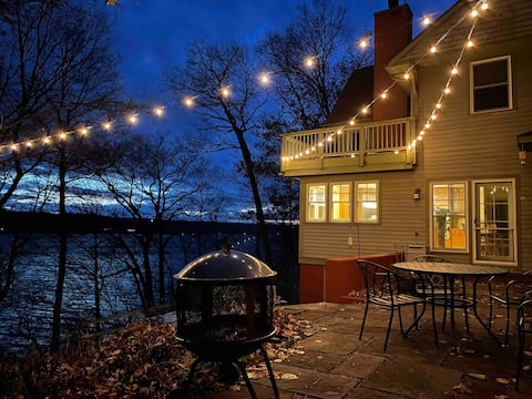 Spacious Lakeside Retreat