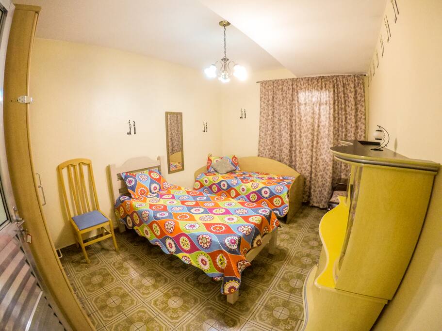 Quarto #3: quarto amplo com duas camas de solteiro, espelho, cômoda, cadeira e guarda roupa.
Bedroom #3: large room with two single beds, mirror, chest, chair and wardrobe.