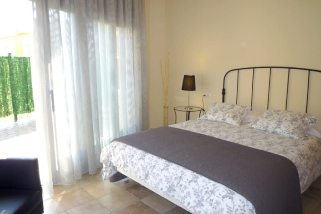 Habitación matrimonio con salida al patio