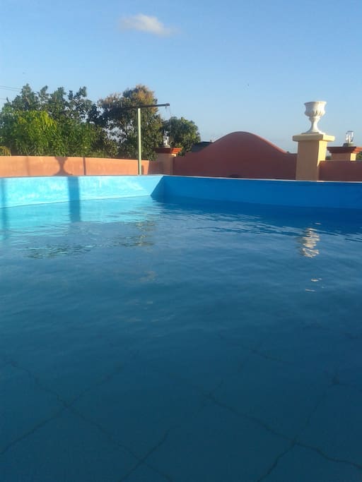 EL color azul de la piscinita así como la estructura colonial de la casa y los arboles verdes y todo el cielo a la vista divisándolo en su totalidad. Piscina incluida en el precio... 7 metros cuadrado, desde la posición sentado el agua toca la barbilla, capacidad hasta 4 personas...
