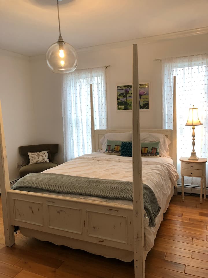 Спалня на първия етаж точно след фоайето, прикрепено към пълната баня