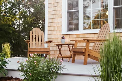 Charming Cottage, Walk to Beach, Whale Watch, Town