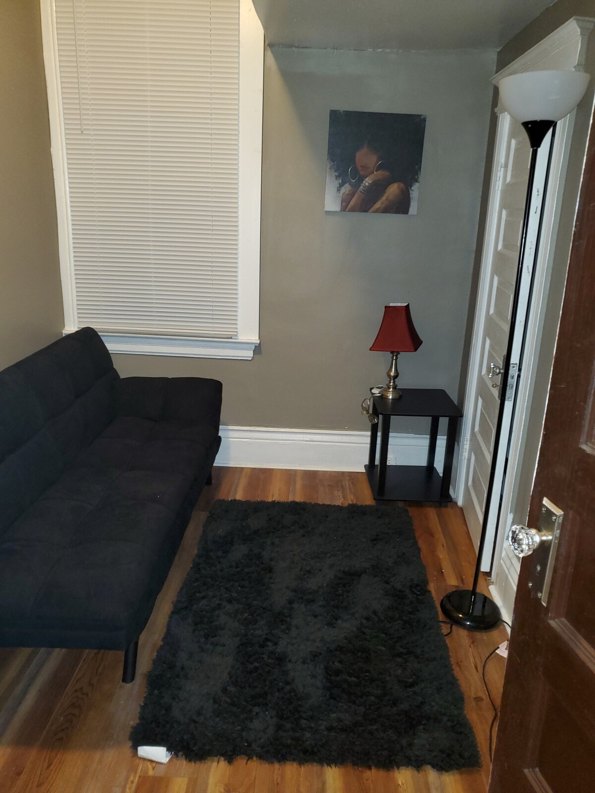 Tercer dormitorio. Espacio de trabajo dedicado con futón para dormir. 