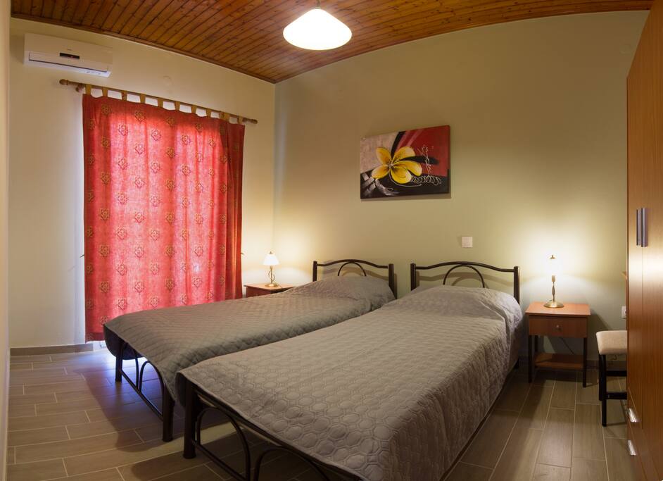 bedroom with 2 single beds