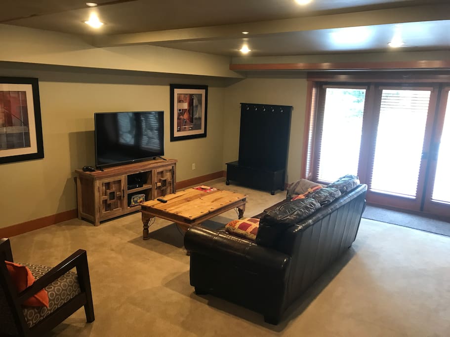 Spacious Living area with a new 55" Flat Screen TV. Common Public HD Channels and Netflix streaming from TV "myApps --> recents". Board and Xbox Games/DVDs available in the base of the coat rack.