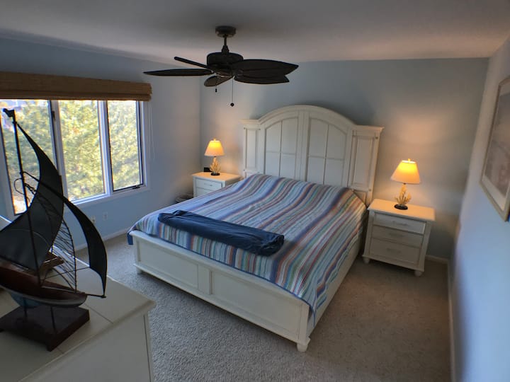 Dormitorio principal del tercer piso con colchón nuevo de espuma viscoelástica y TV inteligente de alta definición con DirecTV premium.